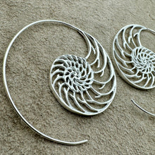 Load image into Gallery viewer, Nautilus Spirals - M/Silver