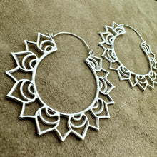 Load image into Gallery viewer, Sunburst Hoops - L/Silver