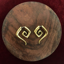 Load image into Gallery viewer, Nexus Curls - S/Brass